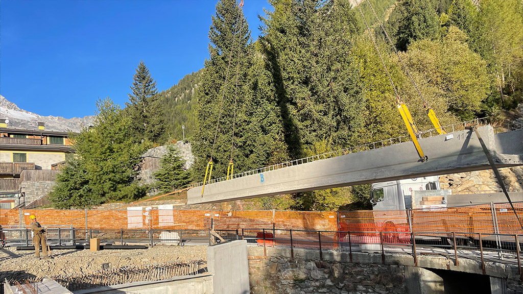 costruzione di un ponte su strada di montagna in valmalenco
