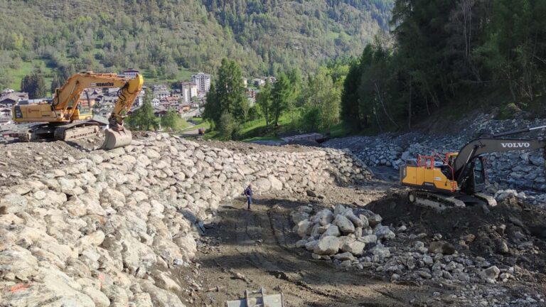 realizzazione di vasca di deposito, demolizione blocchi e pulizia alveo, protezioni spondali