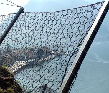 posa di reti paramassi e consolidamento di pareti rocciose